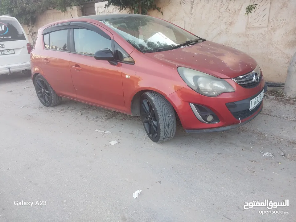 اوبل كورسا 2013 اوتوماتيك مميزة سقف اسود جنط اسود بحالة ممتازة