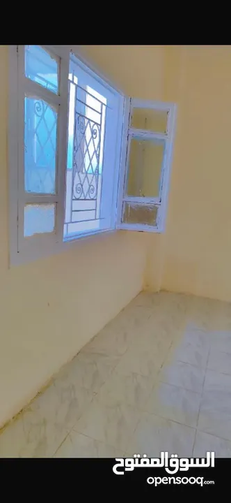 بسبب السفر شقه ارضي للبيع 3 غرف نوم و2وصالونين و 3حمامات و2 ومطبخين وحديقه صغير 3-4م داخل المنزل في