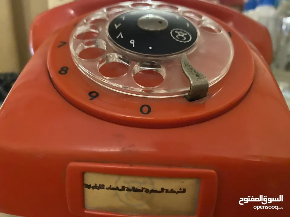 ‏أنتيك تلفون أحمر من 1983 هو أنت وليس للاستخدام في الاتصالات