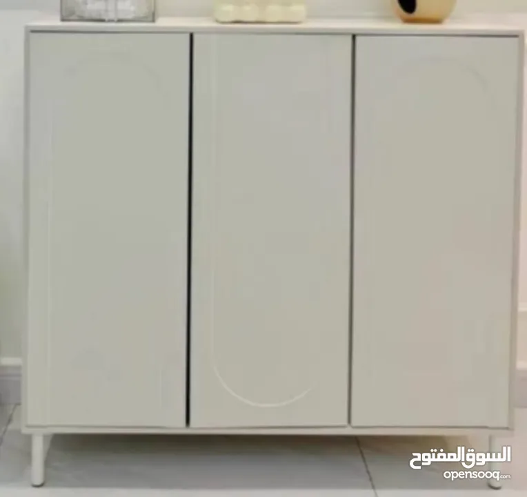 خزانة احذية حليب مزخرفة بشكل اقواس