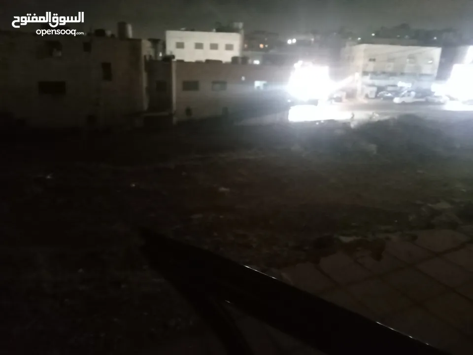 شقه طابق كامل مساحه 141متر ثاني مكونه من ثلاث  غرف نوم وحماميين وتوابعهم واجهتين حجر وماسس تدفيه