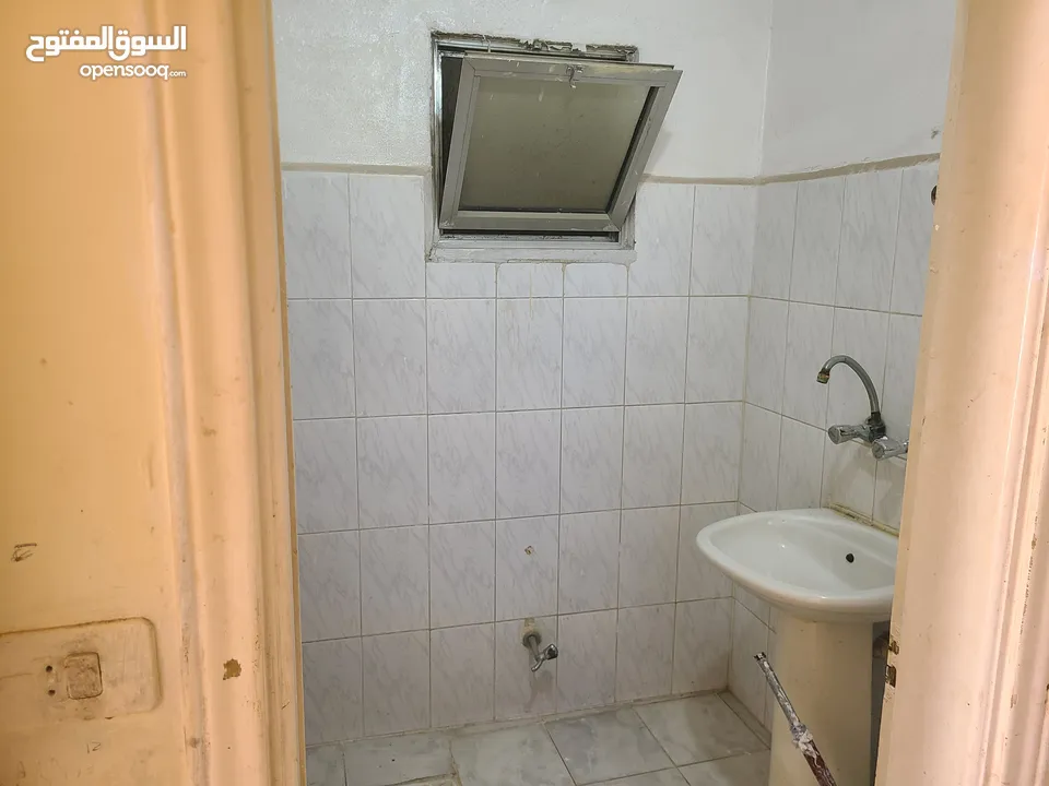 شقة طابق شبه ارضي للبيع العاجل بسبب السفر موقع مميز جدا قريب من كل  الخدمات