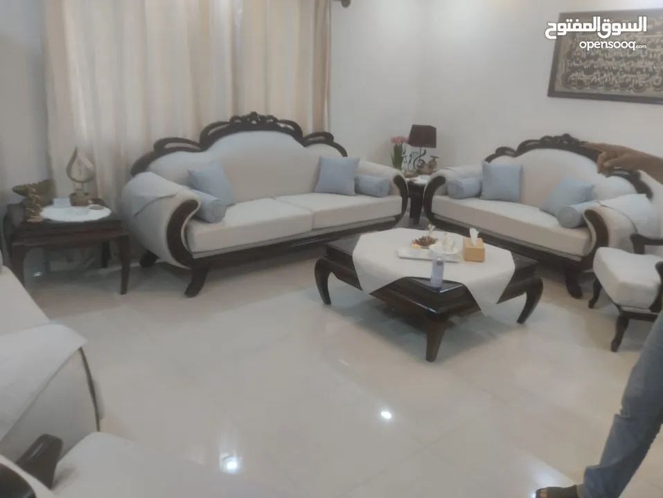 تنجيد جميع انواع الكنب والجلسات العربيه والخليجيه  وصيانه الكنب داخل المنزل