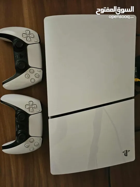 بلايستيشن فايف سلم مستعمل مع ايدتين (Playstation 5 slim used) PS5 Slim Cd