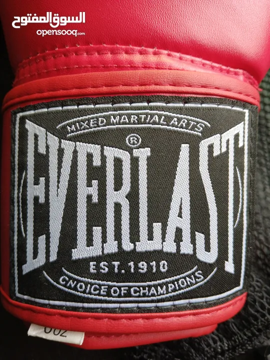 كفوف EVERLAST الأصلية استعمال خفيف جدا جدا بحالة الوكالة للبوكسينغ و الكثيير من الرياضات ...........