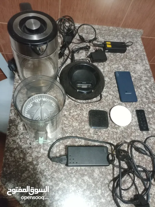 مجموعة اغراض للبيع  1شواحن ويرليس عدد2سامسونج وهواوي 2بور بانك سلك سامسونج 3محولات كهربائية عدد 2مع