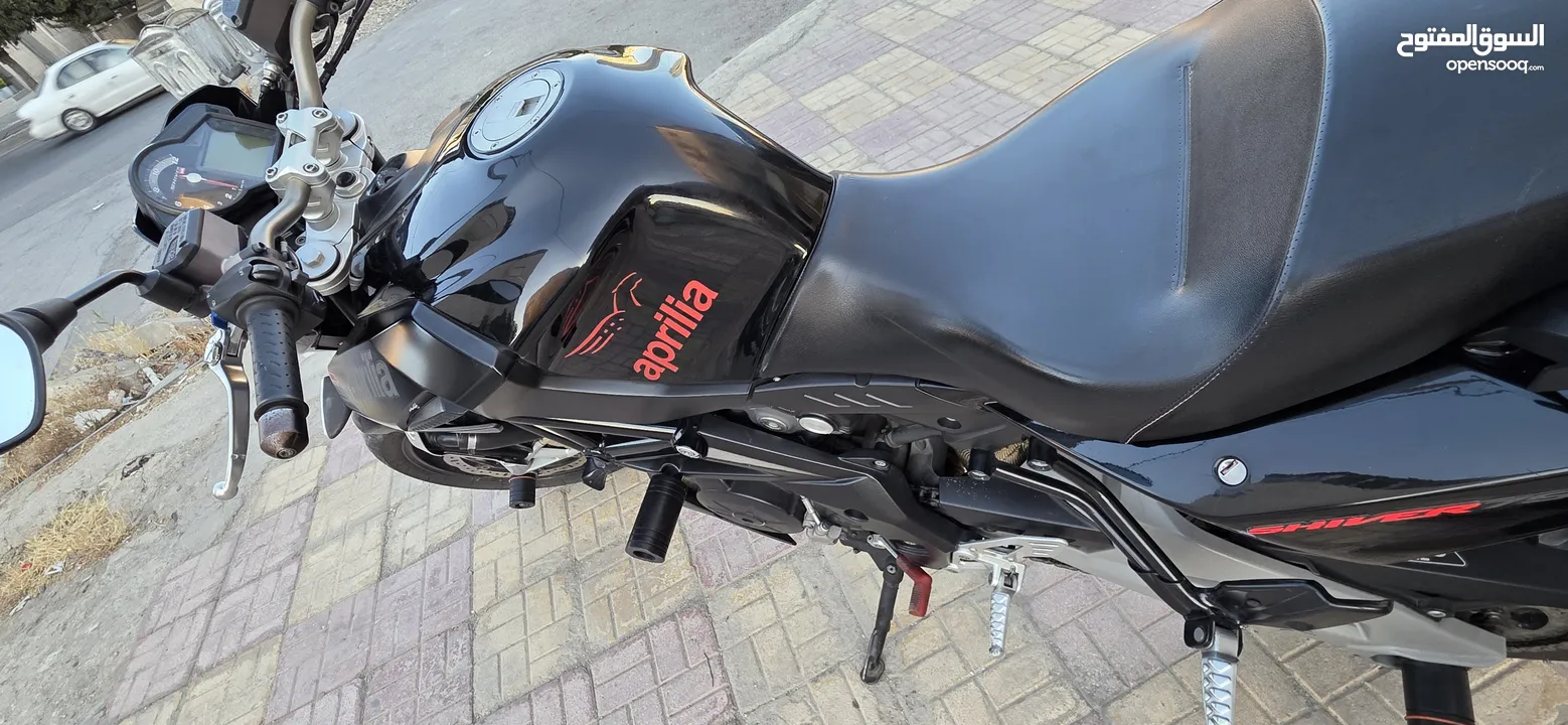 دراجة ابريليا 750 cc بحالة ممتازة 2016 ماشية 24000 فقط مالك ثاني صيانة دورية في الشركة 3200 دينار