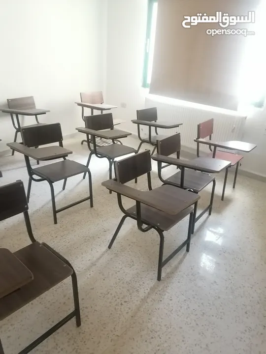 مقعد طلاب جامعي