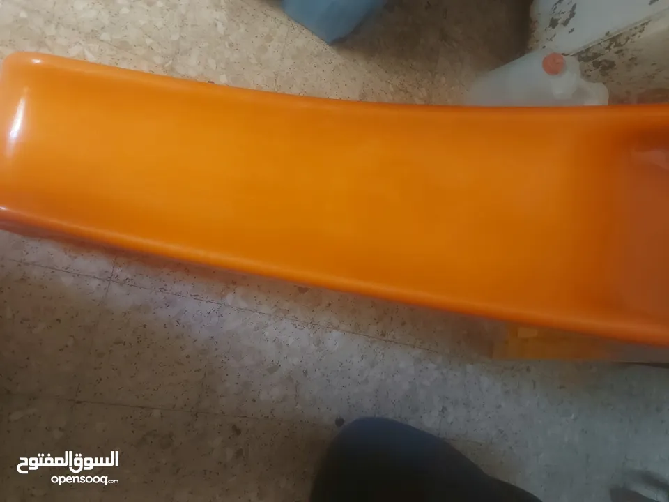 سحسيلة اطفال وكارسيت ومقعد طعام بحالة جيدة جدا بسعر مغري
