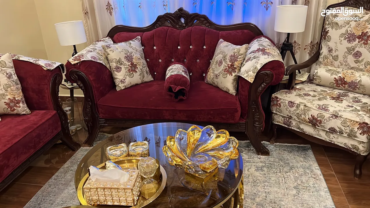 طقم صالون سبع مقاعد بحالة جيدة جدا