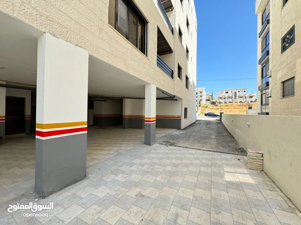 شقق أخير مع الروف للبيع مميزة جدآ في البنيات طريق المطار جامعة البترا مساحة 280 م2 من المالك مباشرة