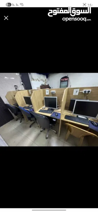 10 اجهزه كمبيوتر مع طاولات مع شبكتهم مع كراسي وجهاز رئيسي للبيع لاصحاب المشريع الصغيره