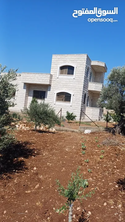 فيلا مع أرض حولها للبيع