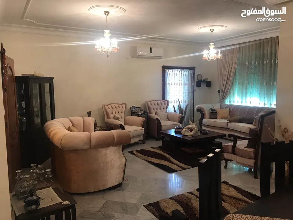 شقة مميزة 3 غرف نوم مفروشة بالكامل منطقة مخدومة مع اطلالة رائعة في اجمل مناطق تلاع العلي خلدا