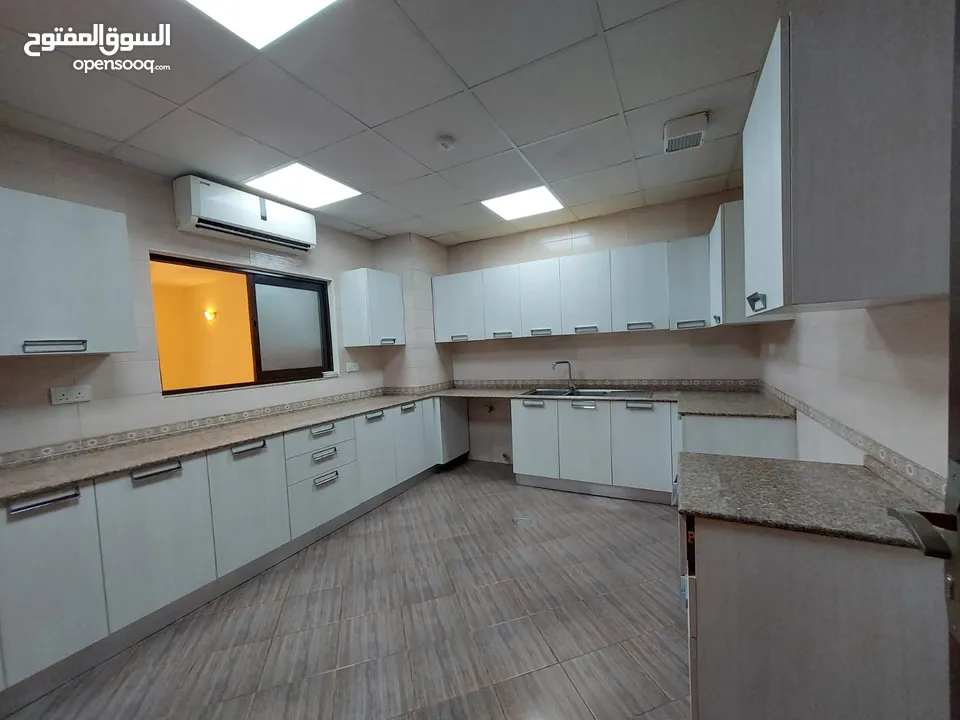 4 Bedrooms Villa for Rent in Madinat Illam REF:914R