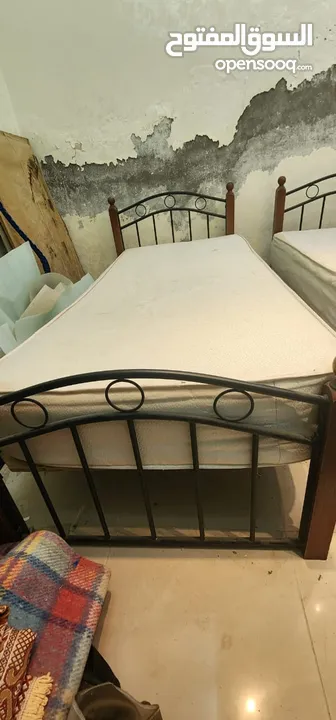 3 تخوت فردي مع فرشاتها و مستعملة قليل 3 single bed with mattress