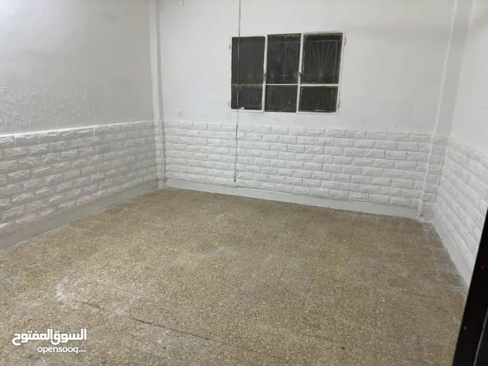 بيت طابقين للبيع كاش  في مخيم الزرقاء
