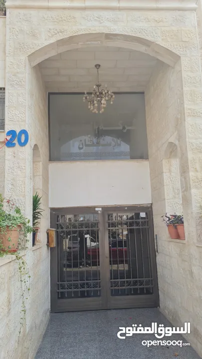 شقة 170م2 + روف للبيع في أبو نصير