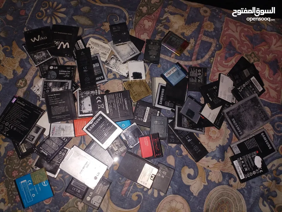 بطاريات مستعملة لهواتف متنوعة و هواتف مستعملة قطع غيار