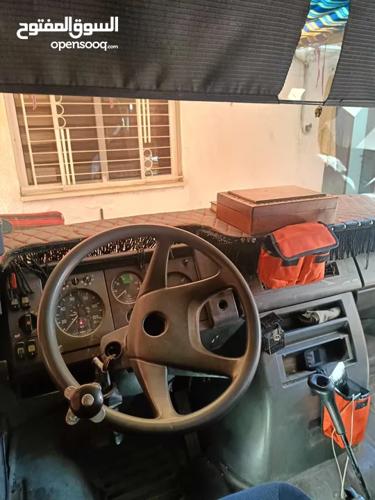 باص فان مرسيدس بحالة جيدة جدا للبيع