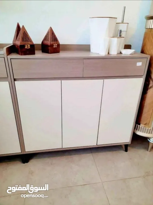 خزانة فاخرة بتصميم عصري أنيق ثلاثة دفات مصنوعة من خشب عالي الجودة بلمسة طبيعية تجمع بين اللون الخشبي