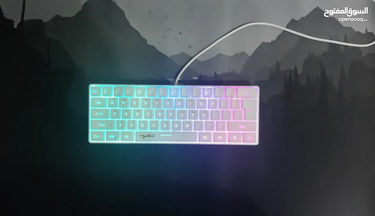 لوحة مفاتيح سلكية للألعاب بنسبة 60% و61 مفتاحًا مع أضواء RGB مقاومه للماء + ماوس باد 40×70