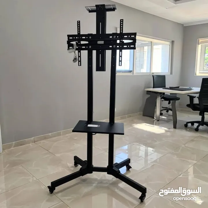 ستاند التلفاز المتحرك 32-75 بوصة يتحمل وزن 50 كيلو يجمع بين التصميم العصري والمرونة الكاملة