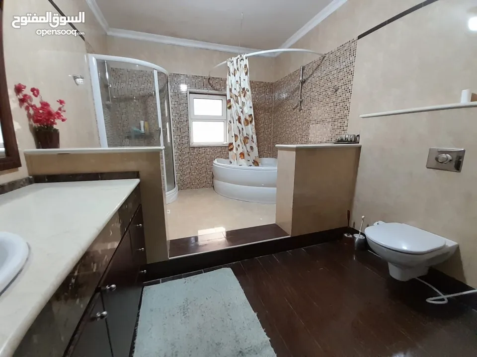 شقة طابقيه ( معلقه مستوى الشارع ) فارغة في دير غبار للبيع  ref : 14182