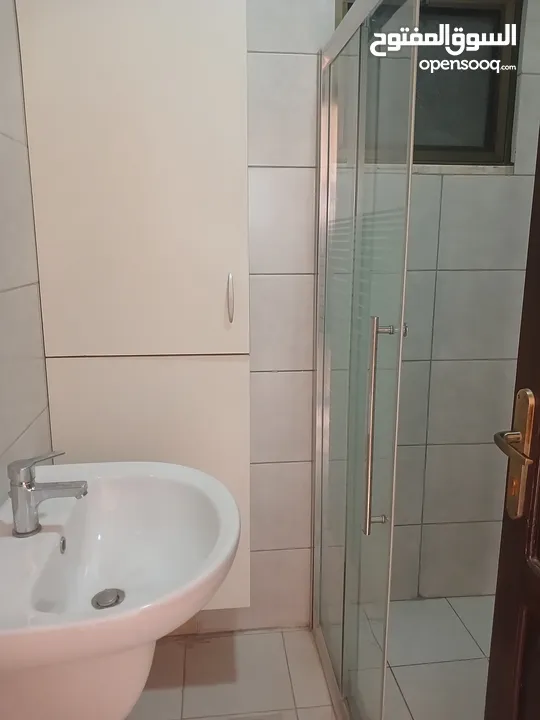 شقه فارغه للايجار سوبر ديلوكس في الجبيهه حي ام زويتينه