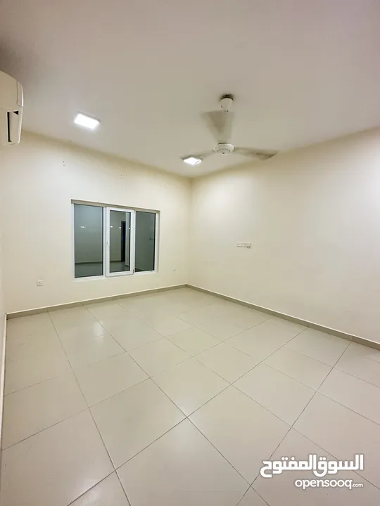 شقة مميزة بمساحة واسعة جدًا للإجار  المعبيلة /مقابل مسقط مول Flat for rent in good condition