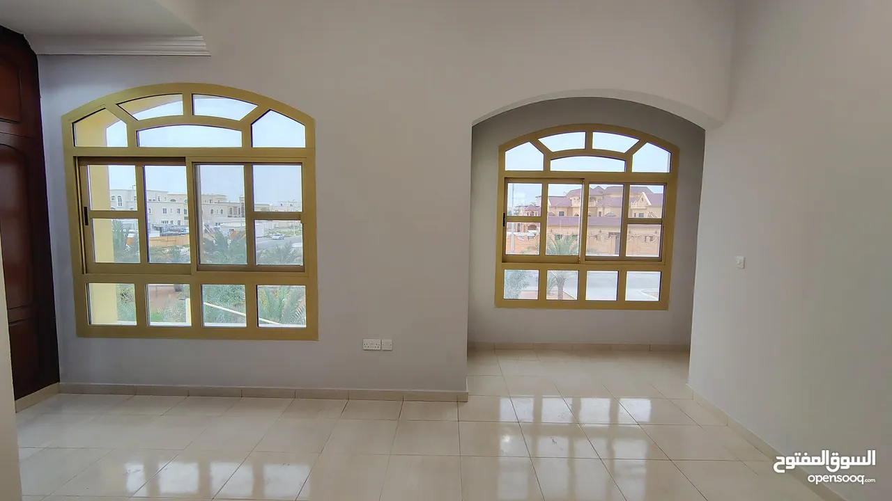 Spacious 5 BR Villa  Balcony  Prime Location in Shakhbout City!