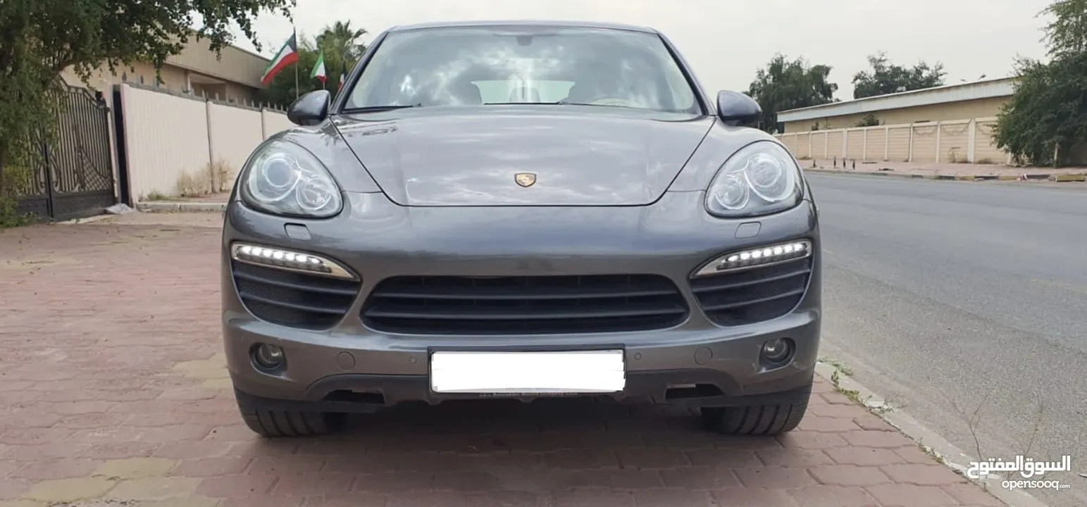 2013 model Porsche Cayenne, excellent condition No accident ,full service from professional service