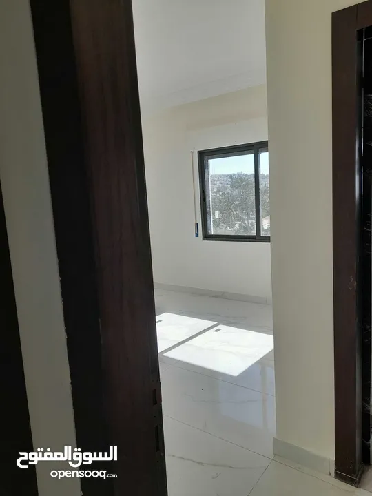 شقه تشطيب جديد2نوم مع ماستر2حمام صاله صالون مطبخ بلكون موقع مميز/يوجداسكان يتوفر به شقق أخرى للايجار