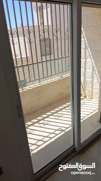 شقه فارغه فاخره ومميزه جدا  سوبر ديلوكس للايجار لم تسكن بعد التجديد نهائيا 200متر