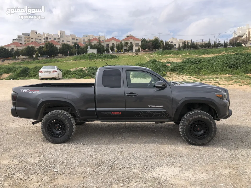 تويوتا تاكوما 2017  كابينة و نص مميز غيار عادي 4x4   بحالة ممتازة من المالك.
