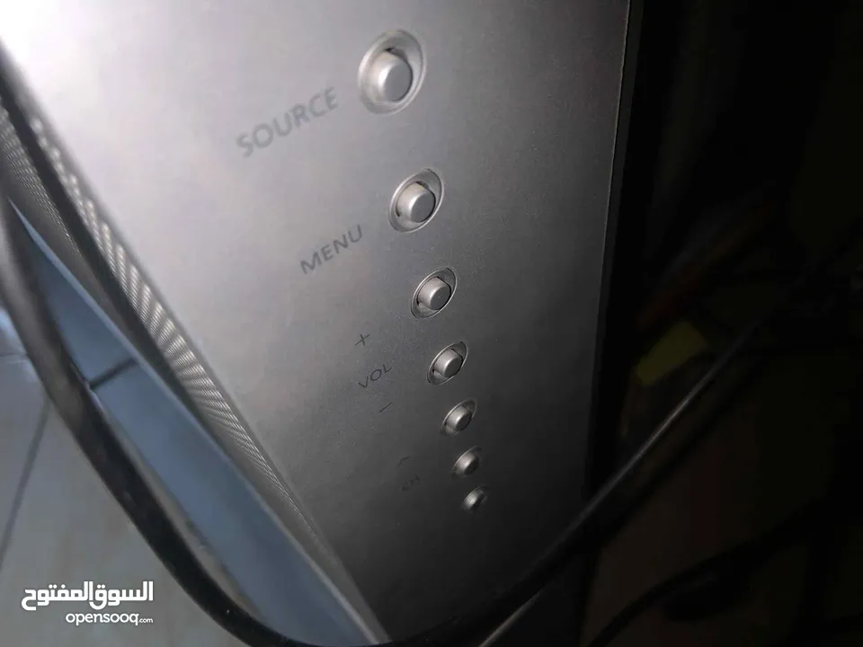 تلفزيون كبير الحجم ماشاء الله صوتوو عالي جدا الشاشة مشاء الله لاينقصه شي شغال مية المية