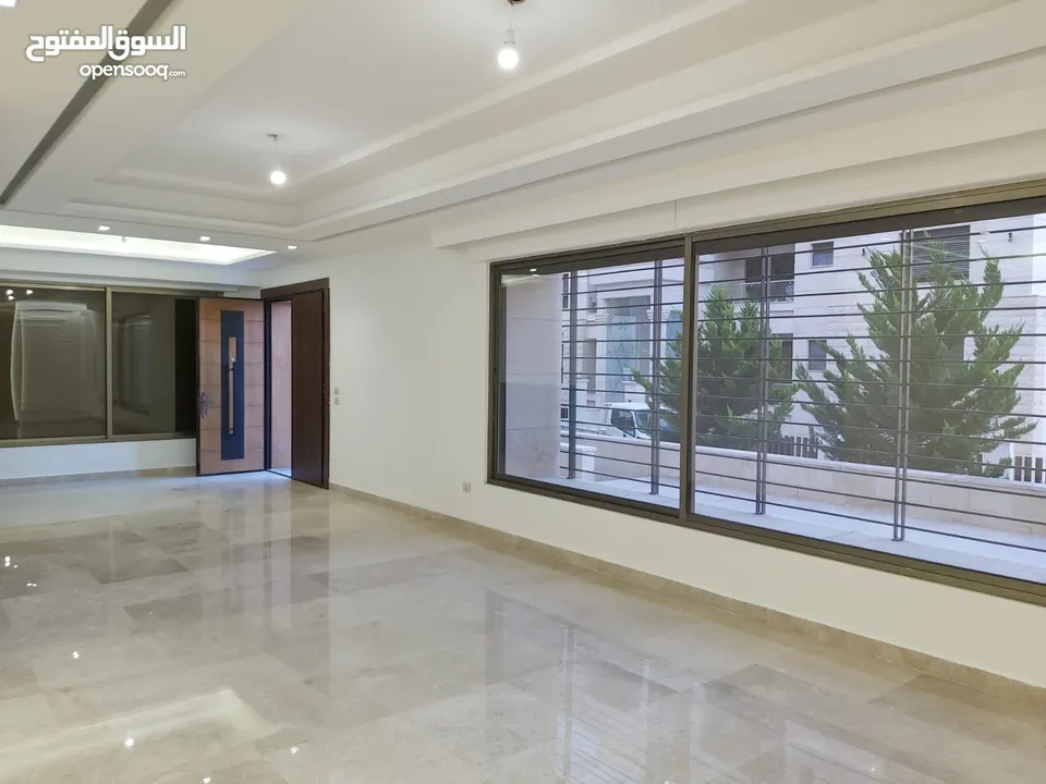 شقة جديدة للبيع اربع غرف نوم مع حديقة في دير غبار