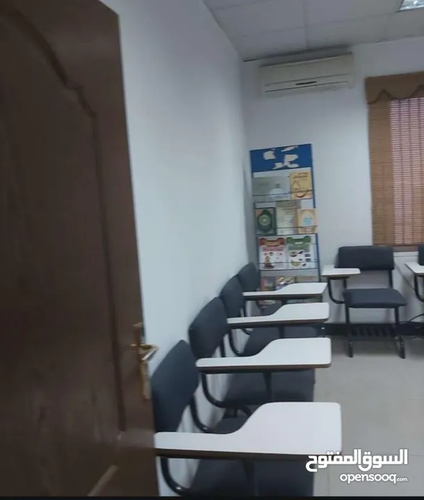 مكتب تجاري للبيع في افضل مواقع شارع عبدالله غوشة يصلح  لجميع الانشطة التجارية