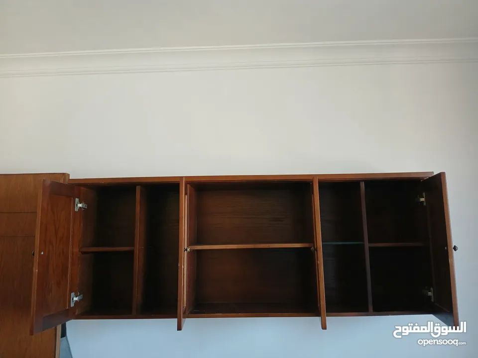 مكتب وخزانه فوق المكتب