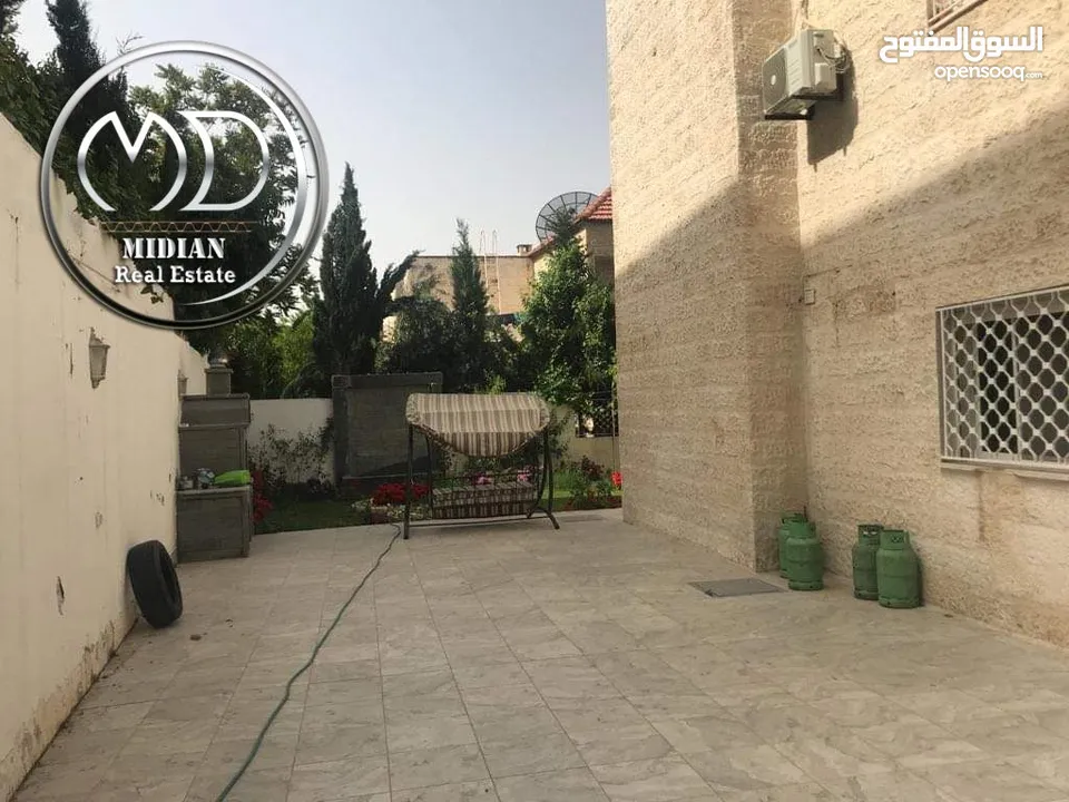 فيلا مستقلة للبيع ام اذينة مساحة 750م تشطيبات و ديكورات سوبر ديلوكس مع تراسات و حدائق بسعر مميز جداً