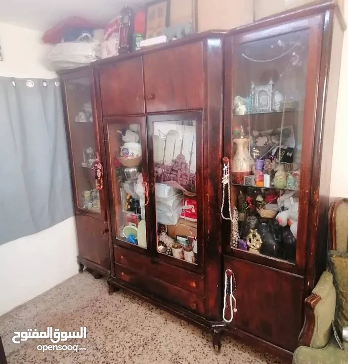 للبيع بوفيه خشب زان.