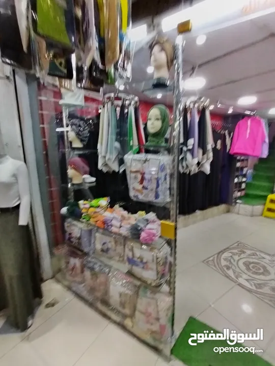 محل ملابس نسائيه و شالات  للبيع