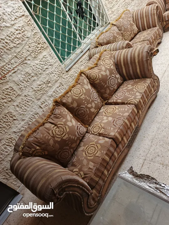 كنب كلاسيك للبيع من اربع قطع مناسب لصالون ومناسب غرفة جلوس ومناسب لغرفه ضيوف خشب اوزان ابيض