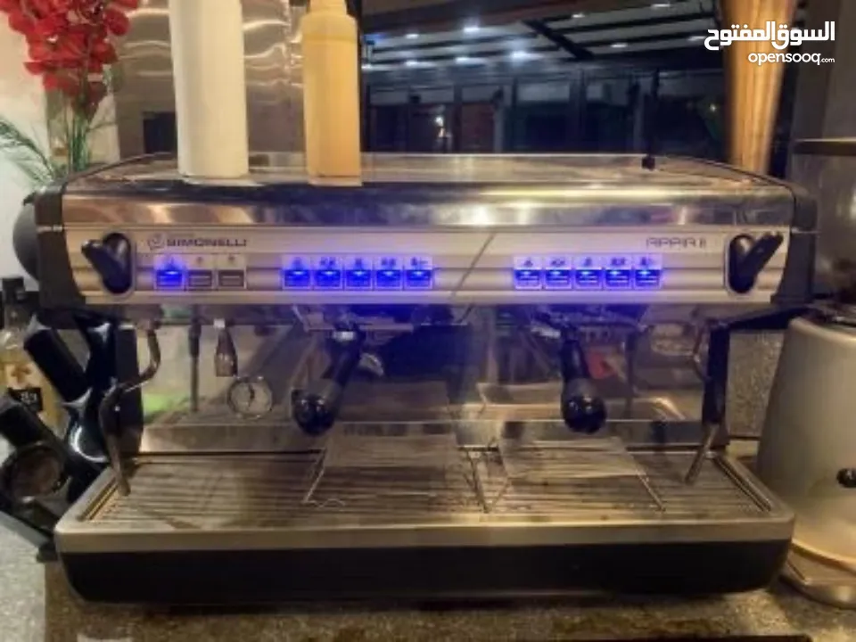 عدة مطعم كاملة مستعملة بحالة جديدة جداً استخدام اشهر فقط متوفر ايضاً تلاجات و فريزرات كبيرة