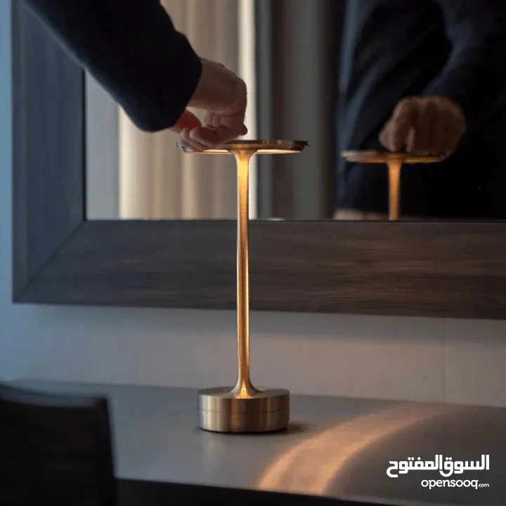 تيبل لامب لمس ألمنيوم، متعدد الألوان ودرجات الإنارة، يضفي على المكان لمسة رقي وراحة