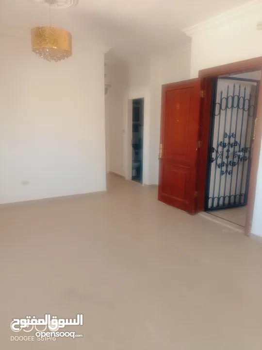 شقة للبيع طابق ثالث مع روف