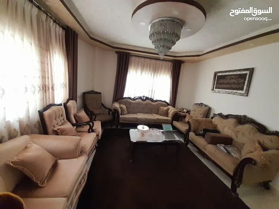 طقم كنب بحالة ممتازة