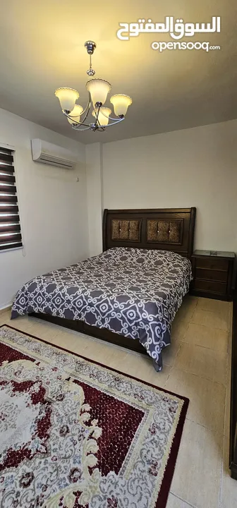شقة مفروشة فاخرة للايجار مساحة 90 غرب شارع الجامعة ب 200م وشمال مسجد علياء التل