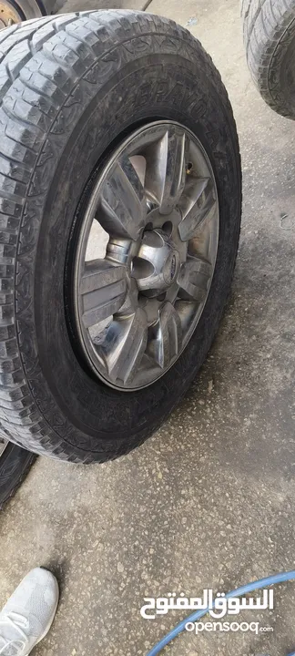 طقم كوتشوك و جنط مقاس 275/65/18 كوتشوك نص عمر نوع ماكسس AT للبيع بسعر 250 دينار