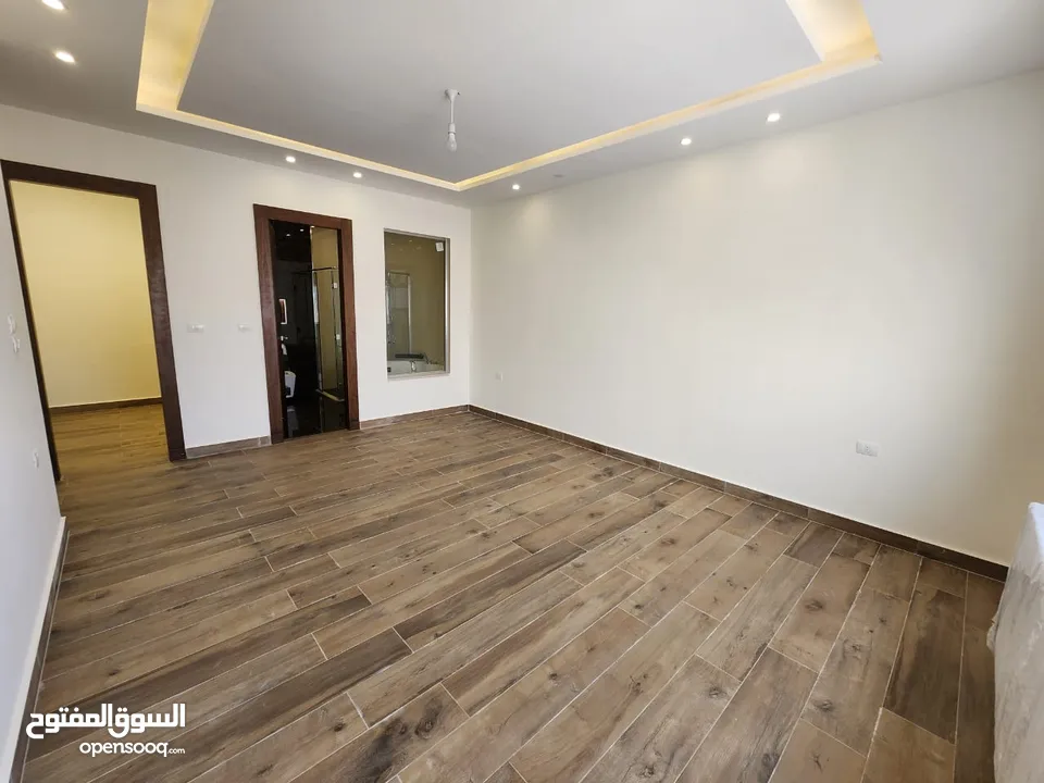 شقة طابقية للبيع في حي الصحابة - ref : 14579